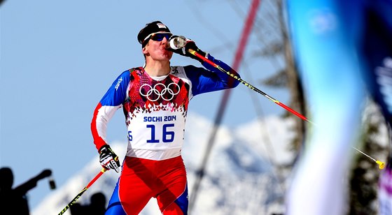 Luká Bauer se oberstvuje bhem olympijského závodu na 50 km s hromadným