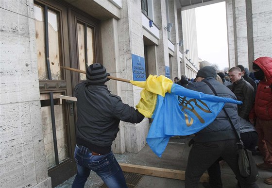 Dav demonstrant se snail proklestit si cestu do zabarikádovaného sídla...