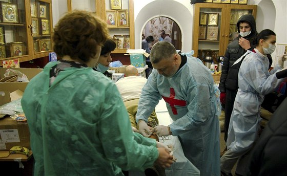 Zdravotníci pomáhají zranným demonstrantm v Chrámu svatého Michala nedaleko...