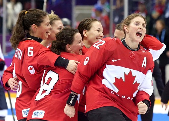 ZLATÉ MEDAILE. Kanaanka Hayley Wickenheiserová (vpravo) se raduje z finálového