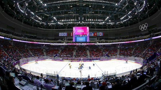 Úvodní vhazování zápasu védsko vs. Finsko v olympijské hale Boloj. (21. února...