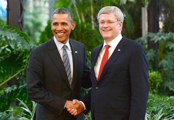Kanadský premiér Stephen Harper (vpravo) se vsadil s americkým prezidentem...