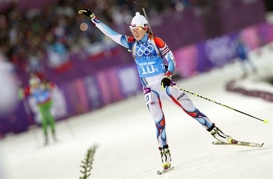 SLAVÍ BRAMBORU, ALE BUDE MÍT BRONZ. Veronika Vítková dojíždí do cíle olympijské štafety v Soči.