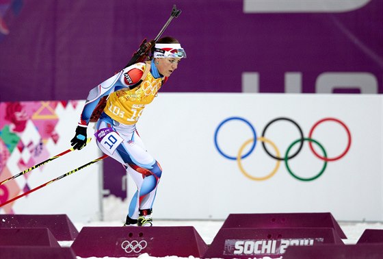 Jitka Landová v olympijském závodu biatlonových štafet v Soči. 