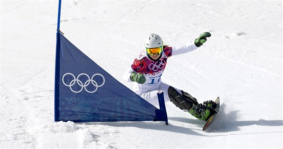eská snowboardistka Ester Ledecká pi kvalifikaní jízd v paralelním slalomu....