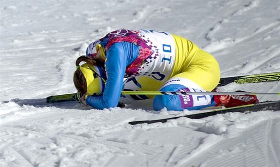 VYERPANÁ. Ukrajinská bkyn na lyích Marina Lisogorová padla vyerpáním v...