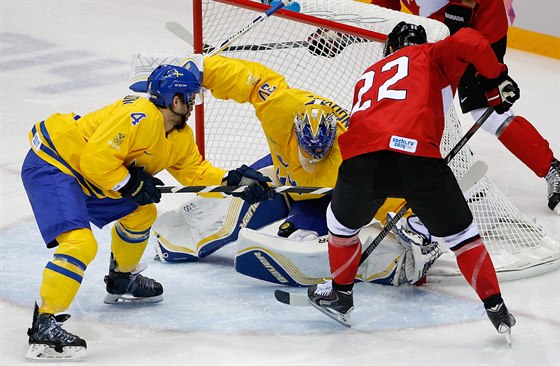 Ilustraní momentka z olympijského hokejového duelu na olympiád v Soi