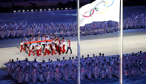 Skupina sportovc nese ruskou vlajku bhem slavnostního závreného ceremoniálu...