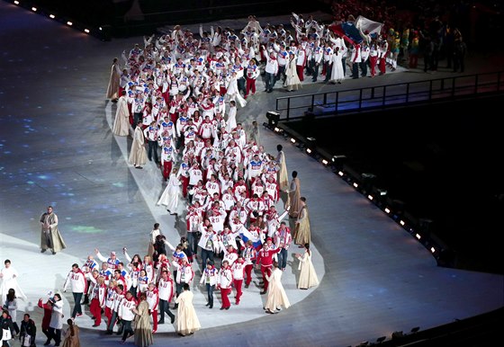 Rutí sportovci picházejí na slavnostní závrený ceremoniál zimních...