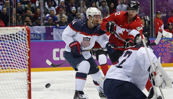 GÓL. Jamie Benn stílí gól Kanady do sít USA v semifinále olympiády.