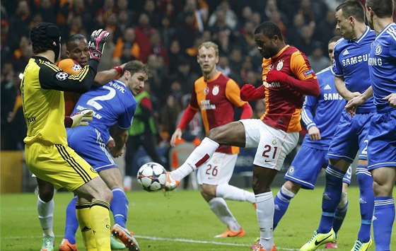 Galatasaray vs Chelsea. Aurelien Chedjou práv pekonává Petra echa a stílí gól na 1:1.