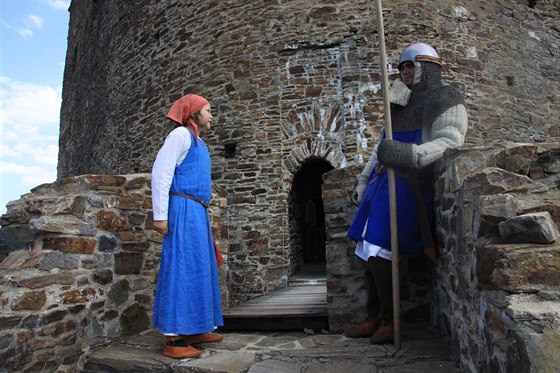 Autentický středověk: sami si tkají, šijí, vaří na ohni a bojují mečem -  iDNES.cz