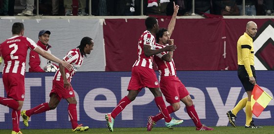 Fotbalisté Olympiakosu Pireus slaví gól ' Alejandra Domingueze (tvrtý zleva) v...