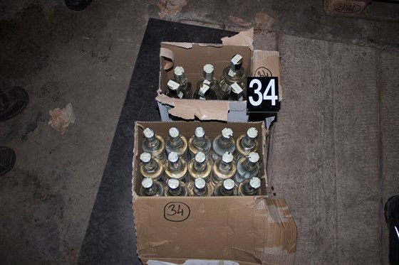Policisté nalezli 42 plastových kanystrů o objemu šesti litrů s obsahem vodky...