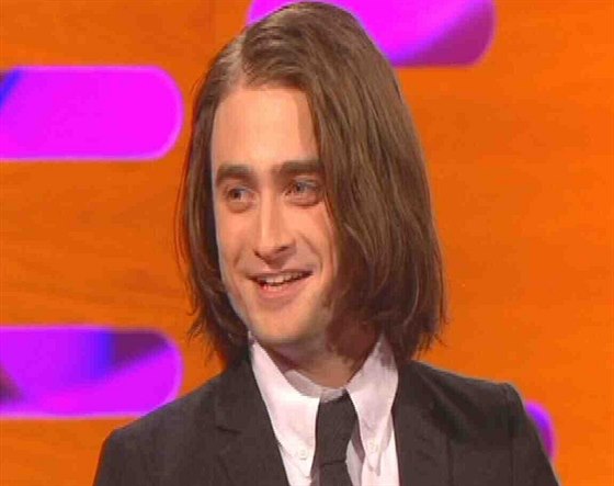 Daniel Radcliffe své dlouhé vlasy neme vystát.