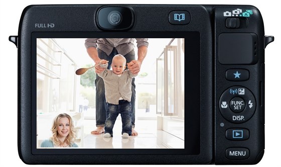 Canon PowerShot N100 má na zadní stěně kamerku a tak vyfotí i fotografa.