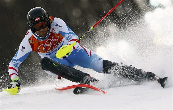 Rakouský lya Mario Matt na trati olympijského slalomu.