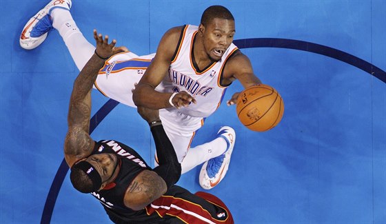 Kevin Durant (vpravo) z Oklahomy útoí pes bránícího LeBrona Jamese z Miami.