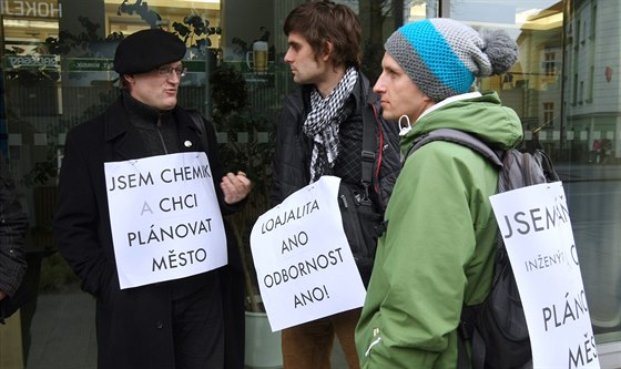 Skupina architekt pi protestním setkání odevzdala olomouckému magistrátu...