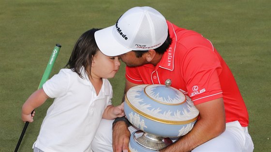 Jason Day se synem a trofejí pro vítze mistrovství svta ve he na jamky.