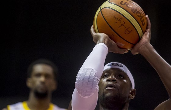 Nadje ústeckých basketbalist pohbil Levell Sanders.