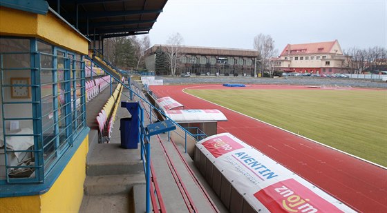 KDY ZNOVU OIJE? Znojemský stadion se dokal vyhívané trávy, ale poád mu...