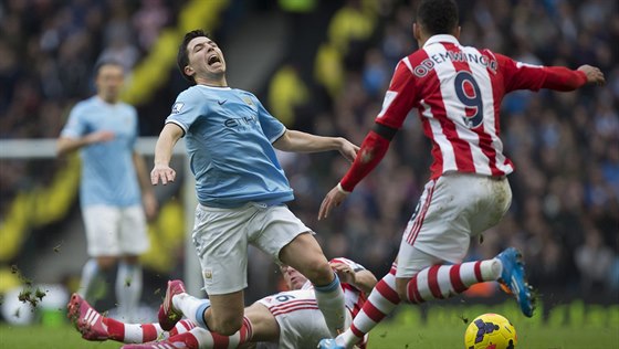 PÁD. Samir Nasri z Manchesteru City (vlevo) padá na zem po souboji s Charliem...