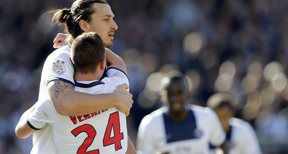 VÍTZNÉ OBJETÍ. Zlatan Ibrahimovic (vlevo) z Paris St. Germain slaví se...