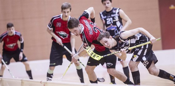 Momentka z florbalového duelu Pardubic (ervená) s Libercem