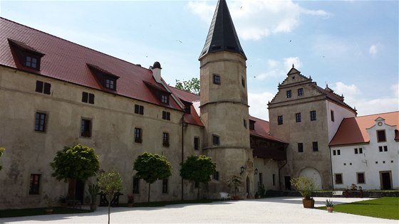 Severoeskému zámku Libouchec hrozila zkáza, te se mu vrací lechtický lesk.