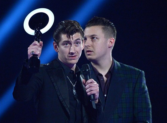 Arctic Monkeys na Brit Awards 2013 triumfovali s deskou AM. Stali se kapelou...