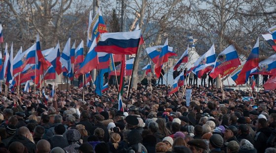 Proruská demonstrace v Sevastopolu (24. února 2014).