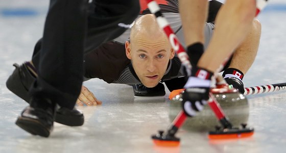 Kanadský curler Ryan Fry ve finále olympijského turnaje proti Velké Británii.