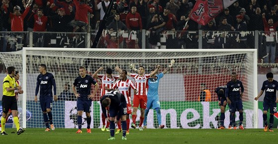 MIZÉRIE. Fotbalisté Manchesteru United (v tmavém) podali na Olympiakosu bídný...