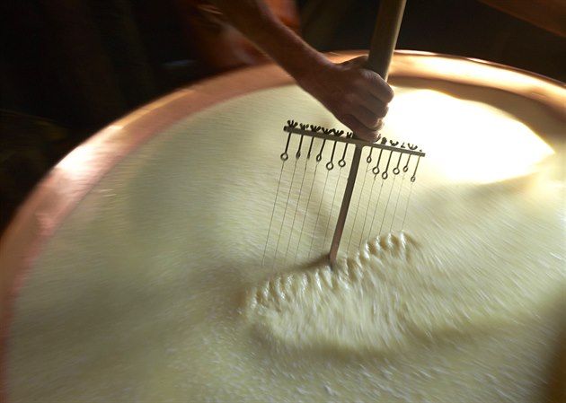 Příliš mnoho mléka, příliš moc krav. Švýcarsko řeší, jak se poprat se cly