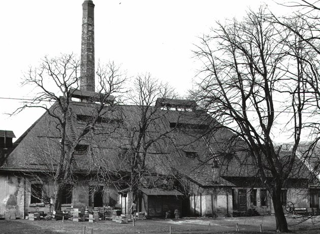 Sklárny v Kv�tné zalo�il v roce 1794 kní�e Alois Lichtenstein. 