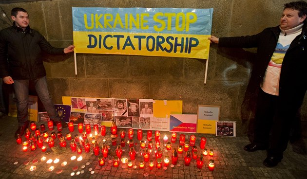 Pocta obětem ukrajinských pouličních bojů.