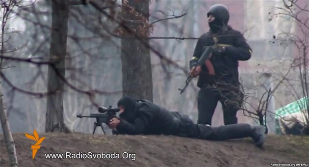 Fotografie vytvo�ená z videa Radio Free Europe zachycuje policistu stojícího