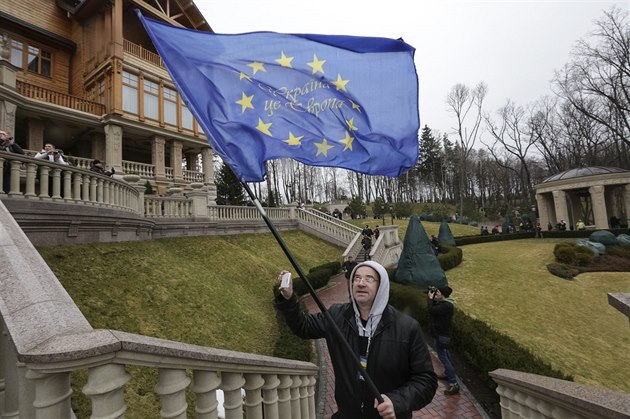 Vlajka Evropské unie v sídle uprchlého exprezidenta Viktora Janukovy�e hlásí, �e na Ukrajin� te� bude v�echno jinak...