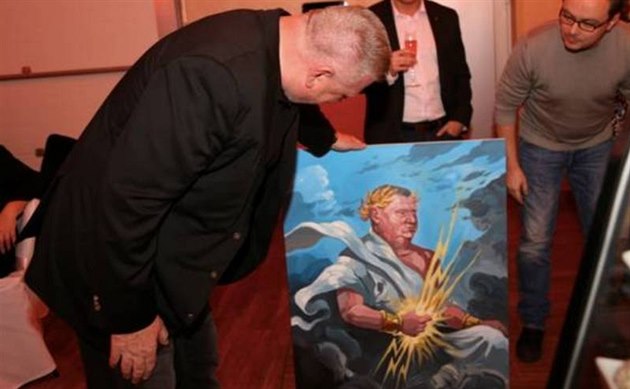 Lobbista Ivo Rittig si prohlí�í obraz, který ke svým narozeninám dostal od �éfa...