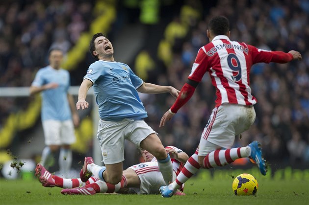 PÁD. Samir Nasri z Manchesteru City (vlevo) padá na zem po souboji s Charliem...