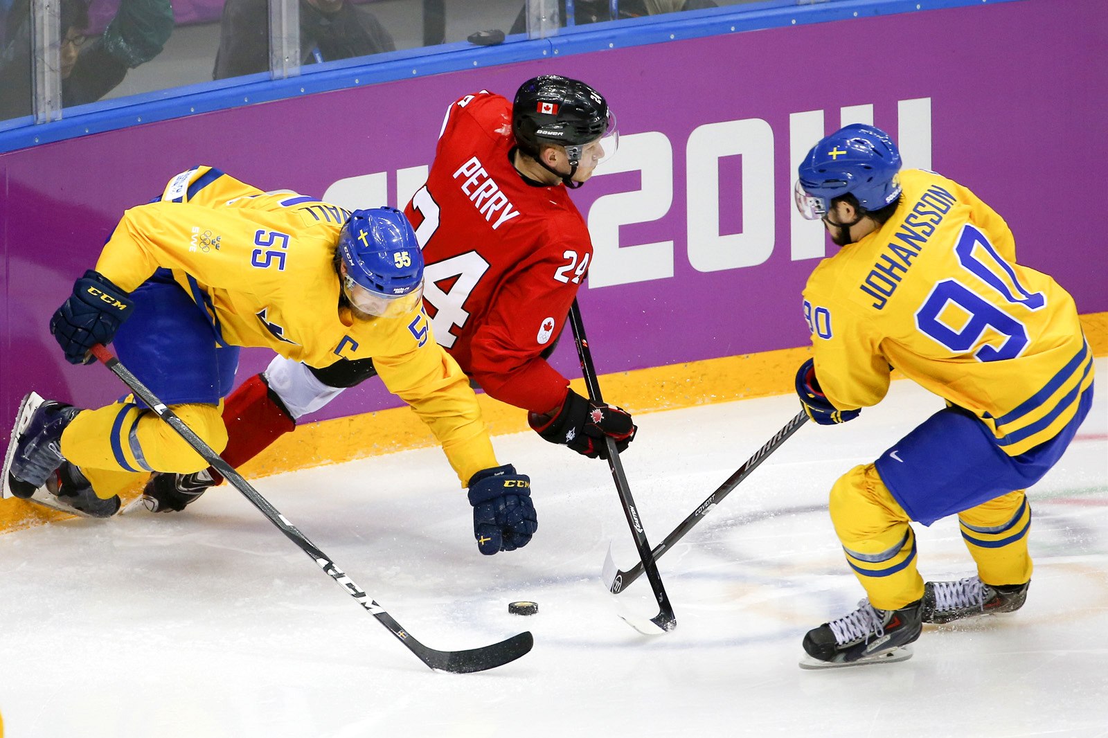 Kanadský úto�ník Corey Perry p�i souboji se �védy Niklasem Kronwallem (vlevo) a...