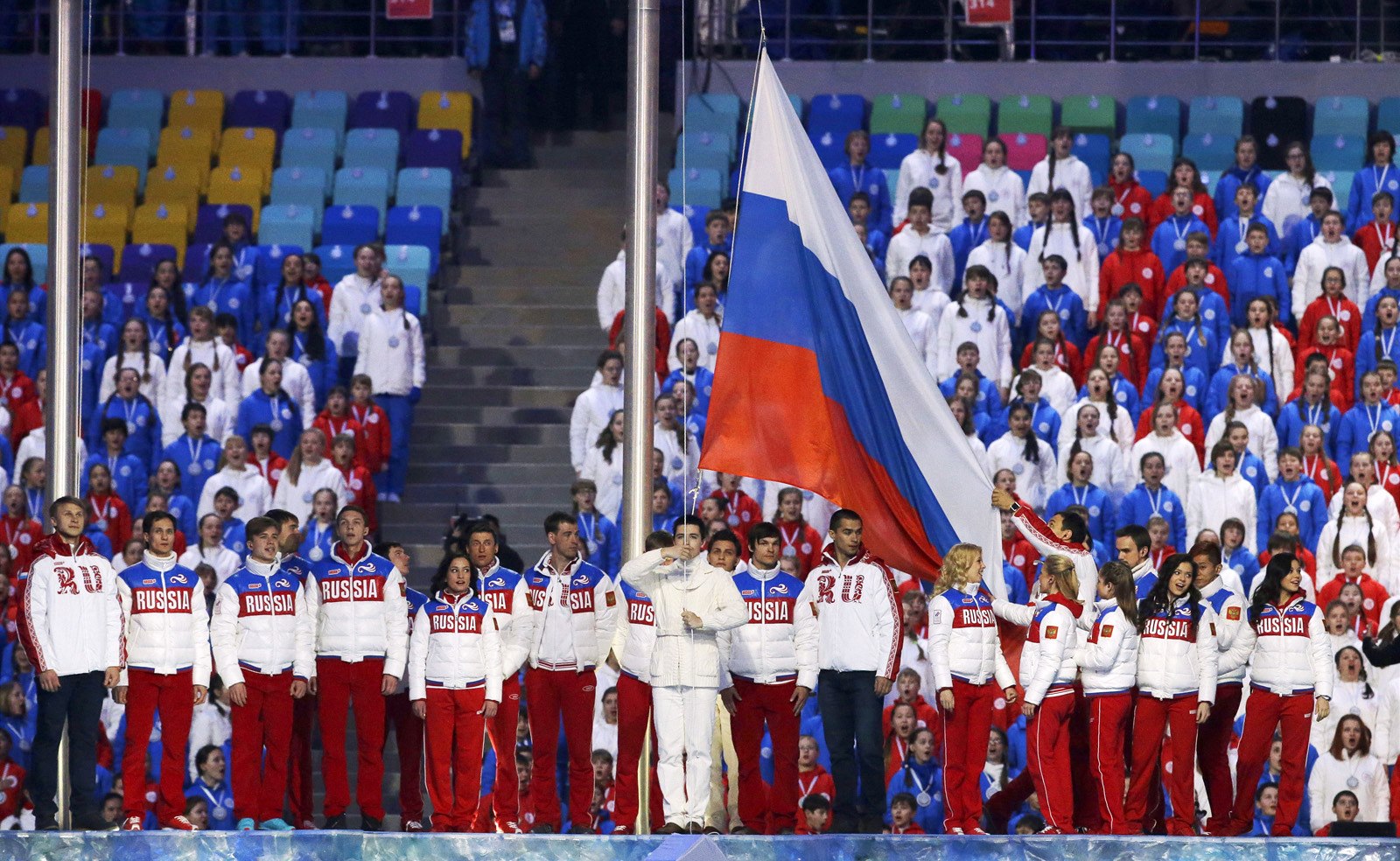 Zdvihání ruské vlajky b�hem slavnostního záv�re�ného ceremoniálu zimních...