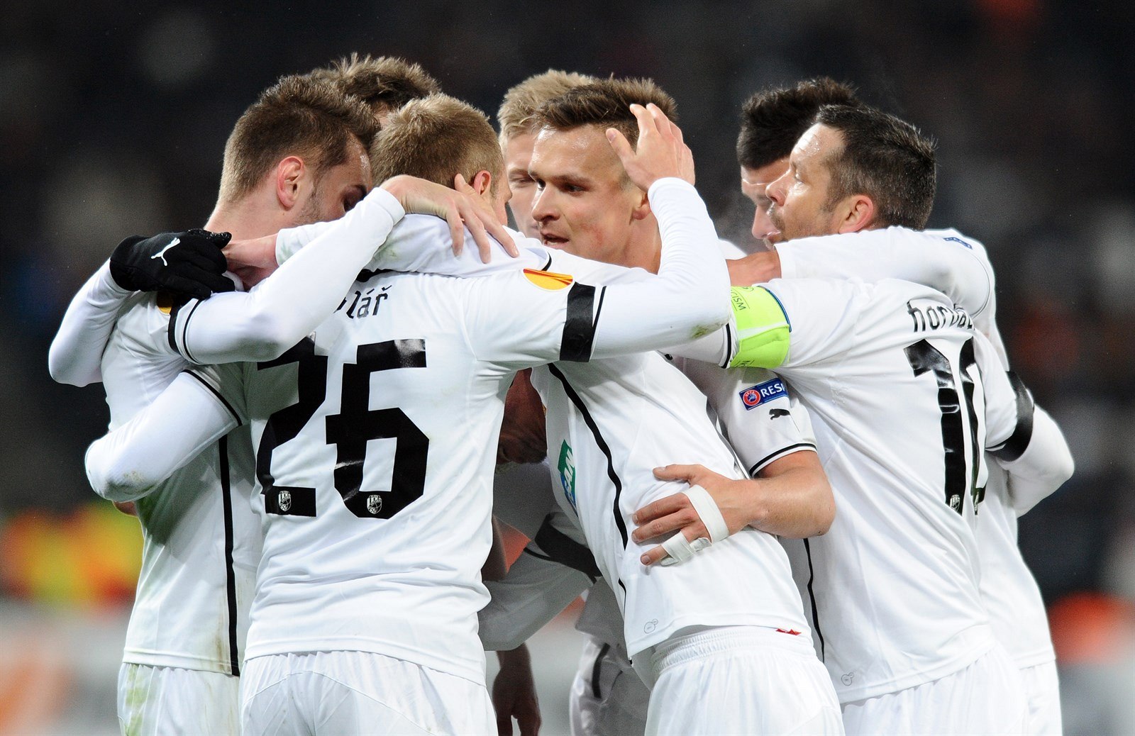 Plze�tí fotbalisté se radují z gólu v zápase Evropské ligy proti �achtaru