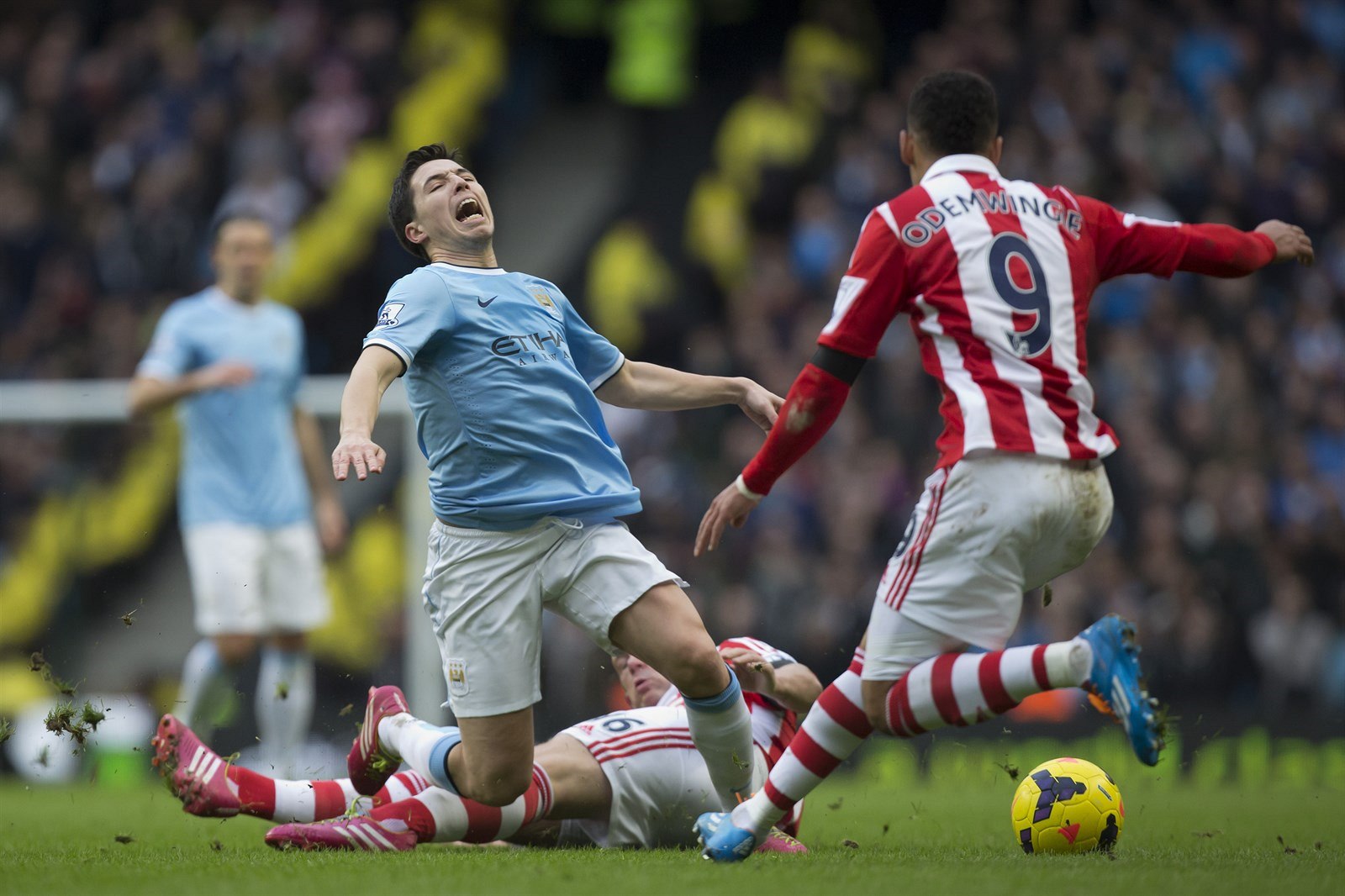 PÁD. Samir Nasri z Manchesteru City (vlevo) padá na zem po souboji s Charliem...