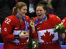 Hayley Wickenheiserová (vlevo) a Natalie Spoonerová  slaví zlatou medaili z