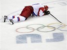 DRÁSAVÝ SMUTEK. Ruský hokejista Jevgenij Malkin se tko sbírá ze tvrtfinálové