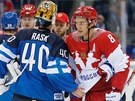 Ruský útoník Alexander Ovekin gratuluje finskému gólmanovi Tuukkovi Raskovi k