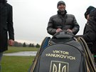 Lidé si zkoueli Janukovyovy osobní golfové hole. Celé sobotní odpoledne hráli...