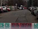 Policisté místo nálezu granátu ve tichov ulici v praských Hájích obehnali...